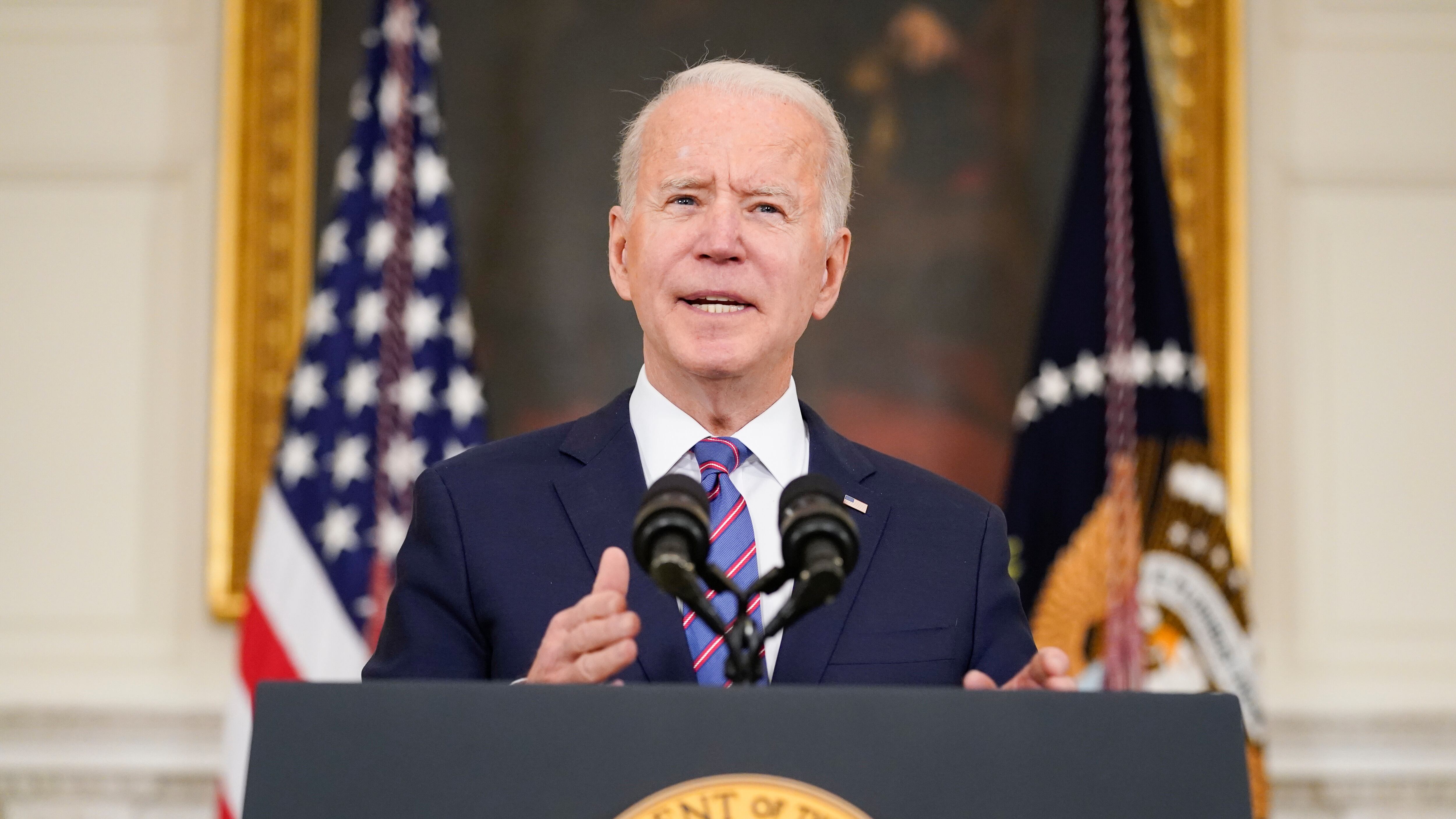 In Ucraina truppe e navi. Nato, ultimatum ai russi e Biden chiama Putin