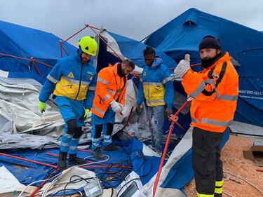 Foggia, le forti raffiche di vento abbattono la tendopoli 4