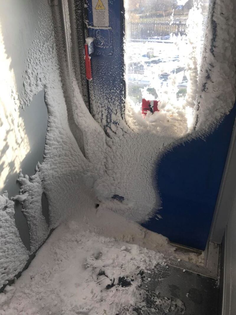 Neve e ghiaccio nei vagoni del treno regionale Orte-Roma 2