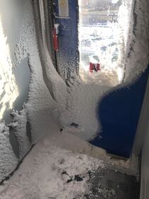 Neve e ghiaccio nei vagoni del treno regionale Orte-Roma 2