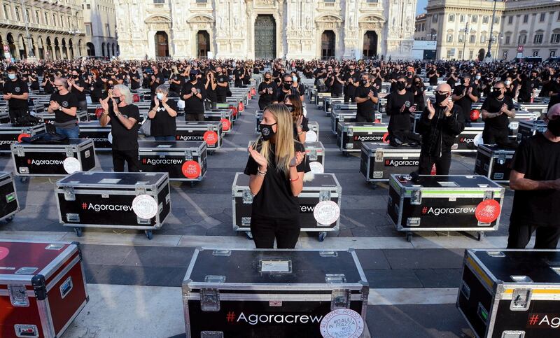 La protesta dei bauli in Piazza Duomo a Milano