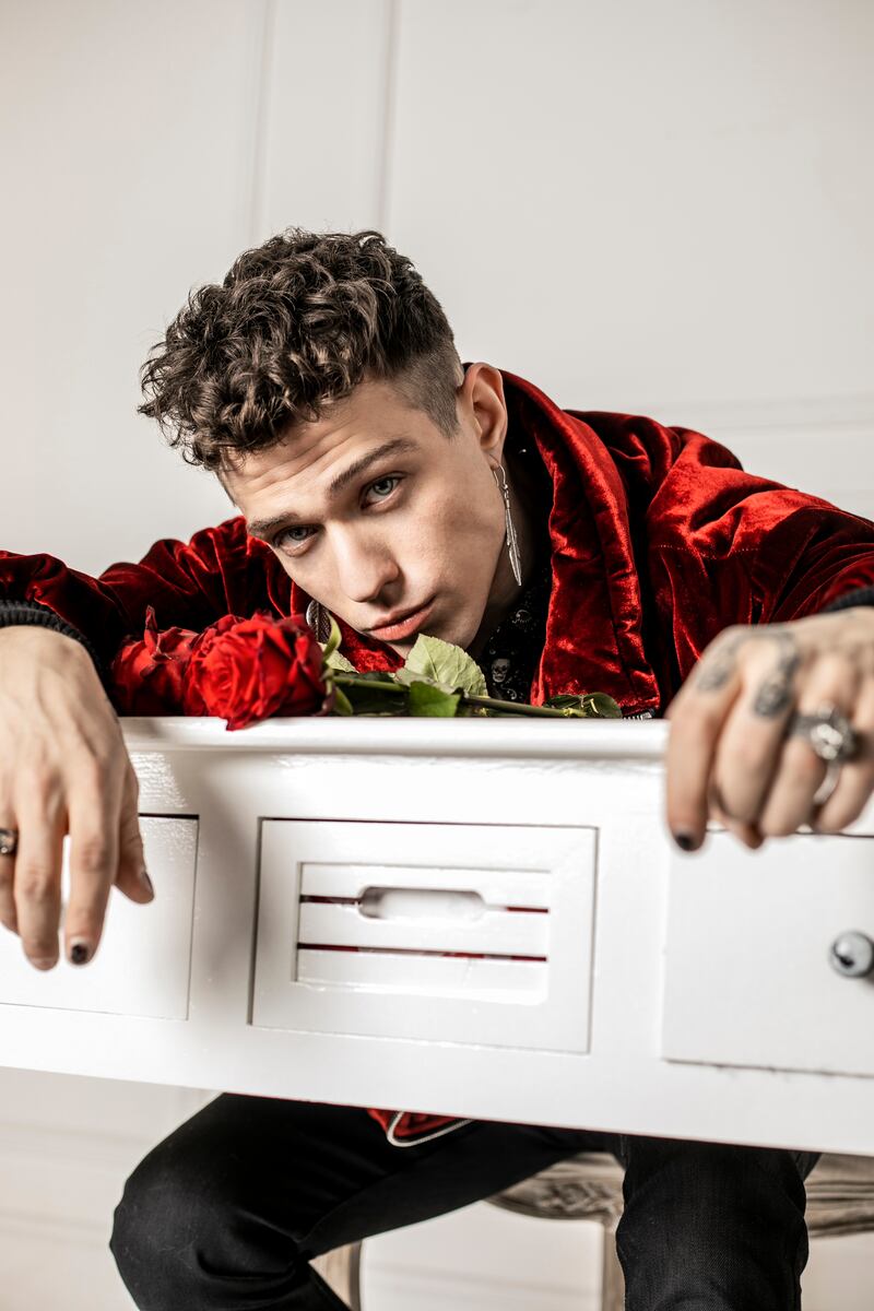 Irama, cantautore di successo da Amici a Sanremo  4