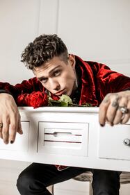 Irama, cantautore di successo da Amici a Sanremo 4