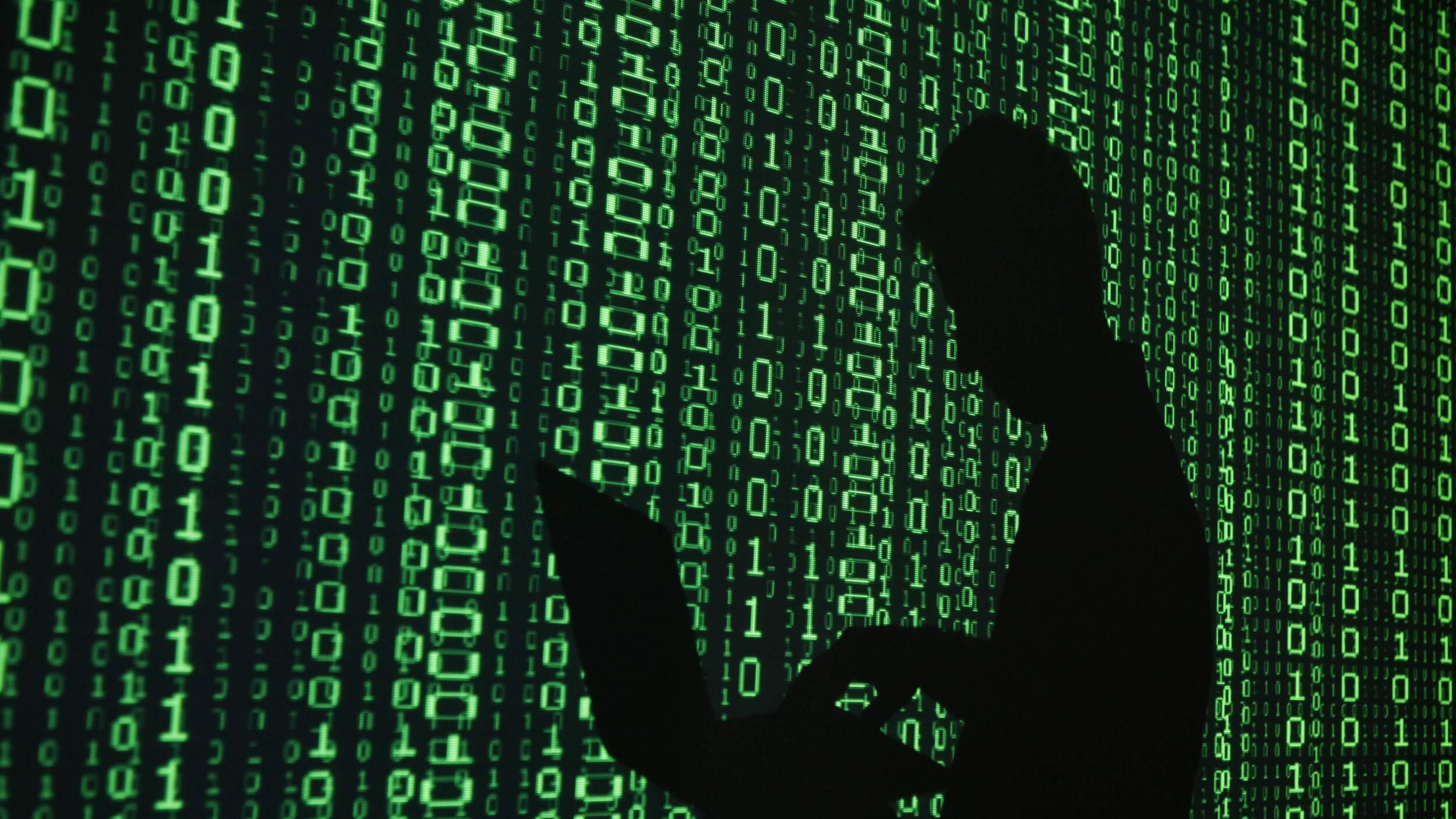 Allarme hacker su Intesa e Unipol: "Rubati 6mila dati"