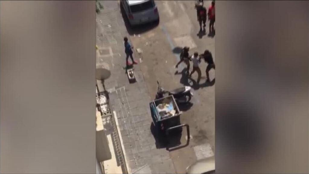 Napoli, militare separa 2 stranieri, aggredito: 3 risse in poche ore