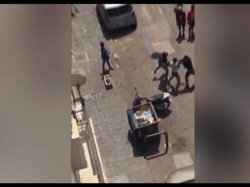 Napoli, militare separa 2 stranieri, aggredito: 3 risse in poche ore