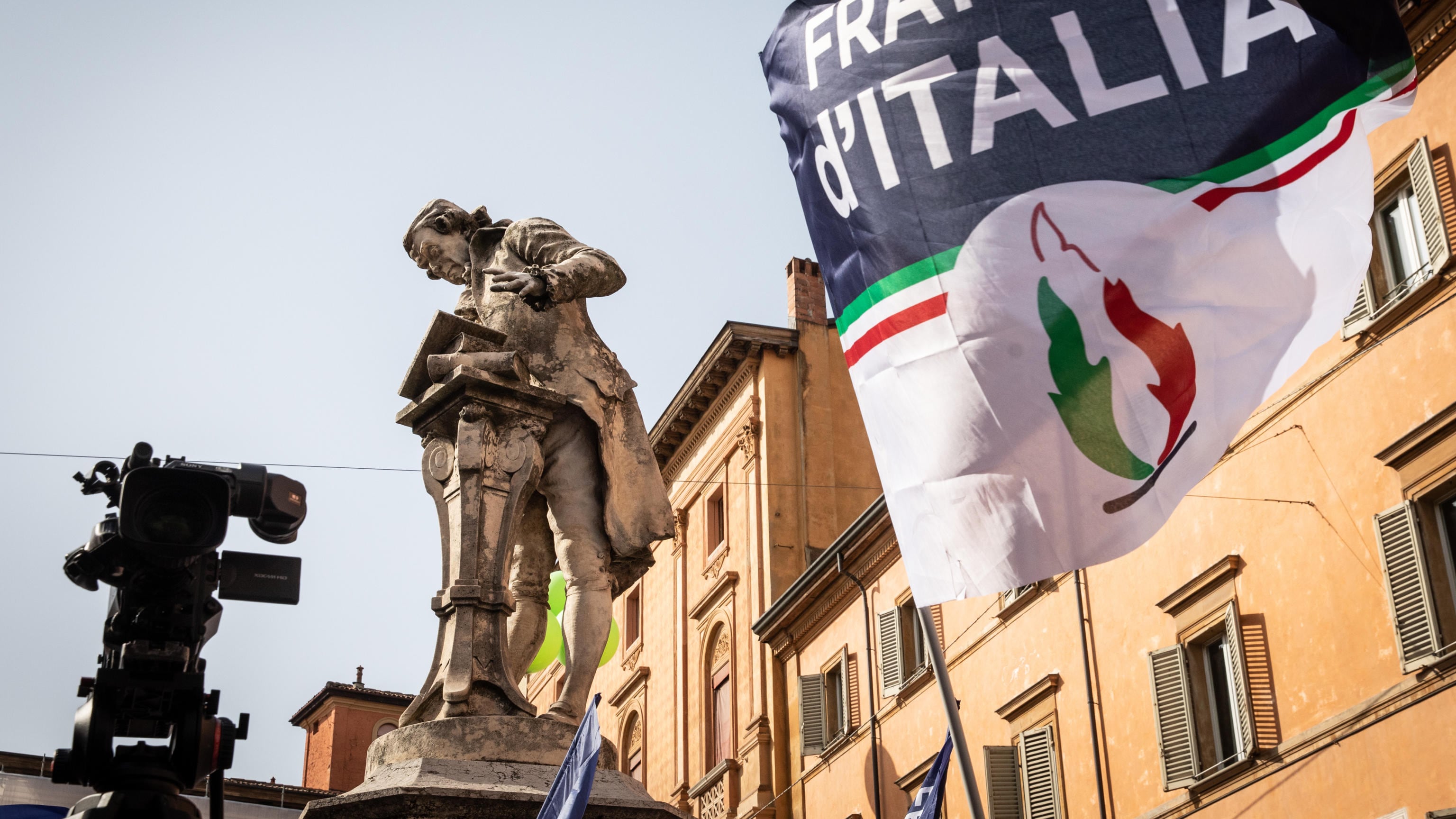 Fratelli d'Italia da record, cala il campo largo: sondaggio choc per Schlein e Conte