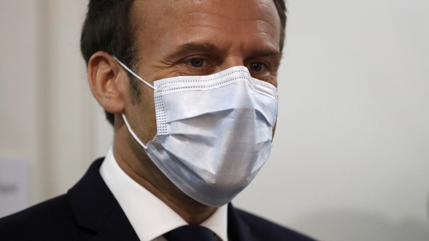 Virus, Parigi apre un'inchiesta: il governo inizia a tremare (ma non Macron)