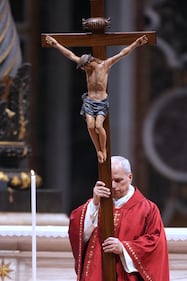 Papa Leone XIV porta la croce alla via Crucis. Guarda le foto 2