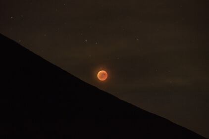 La Luna rossa più lunga del secolo 16