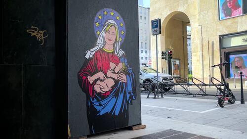 Il drappo blu e l'aureola europea: "Santa Giorgia" madonna laica nel graffito di Milano 6