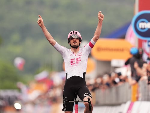 Giro d’Italia, tappa folle: caduta di massa, Ciccone ko e Asgreen domina