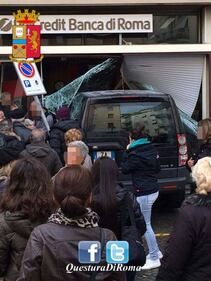 Velletri, suv si schianta contro una banca 2