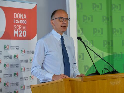 Letta festeggia per la caduta di BoJo. Ma la Meloni attacca il Dem: "Pietoso"