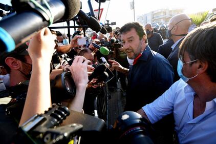 Matteo Salvini contestato a Mondragone, un ferito  17