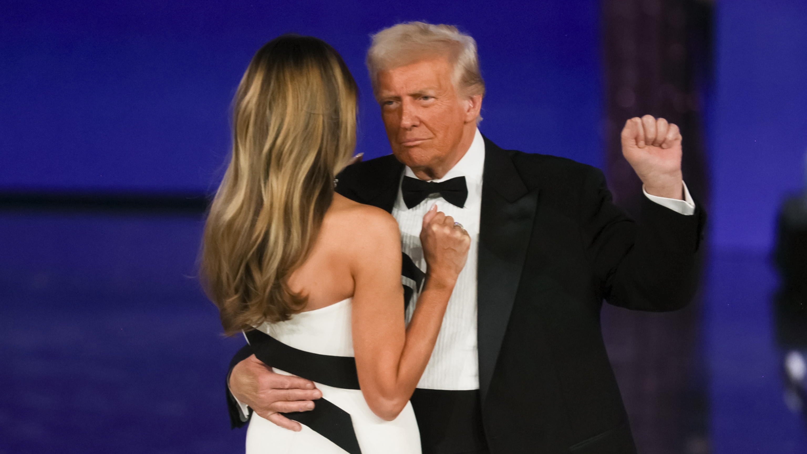 Gli ordini esecutivi, i dazi, la "mano tesa" a Kim: la lunga notte del presidente Trump