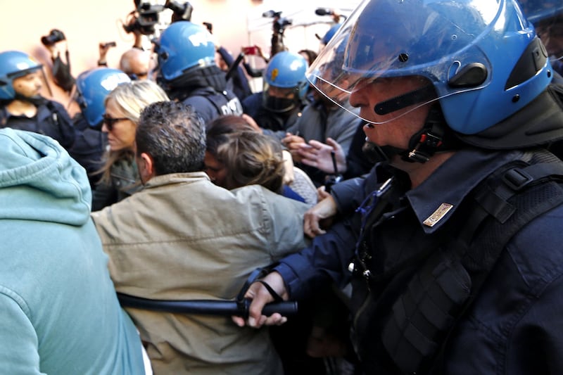 Tensioni a Casal Bruciato, inquilini in rivolta contro i nomadi 4
