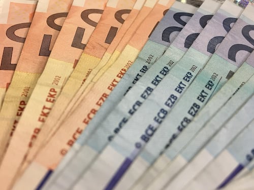 Banconote false, girano pezzi da 50 euro non autentici. Ecco come riconoscerle