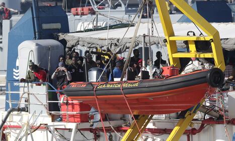 Sea Watch, i migranti arrivano a Catania 5