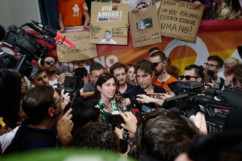 Cartelli e slogan al Pride di Milano 2024 10