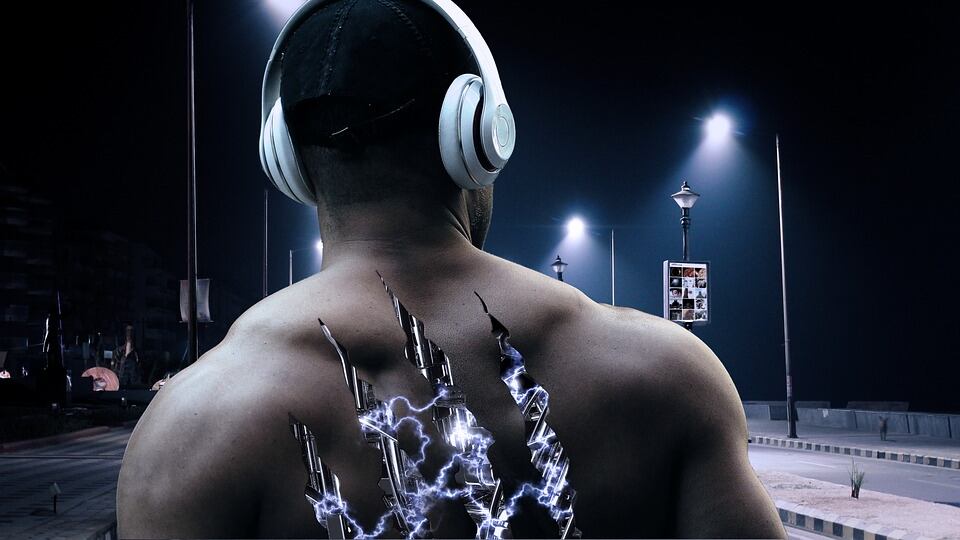 L'uomo bionico del futuro? Sarà super intelligente (con un chip nel cervello)