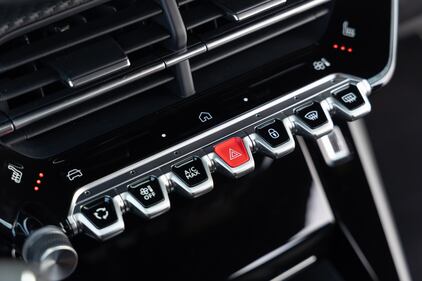 Peugeot e-208, guarda la gallery 25