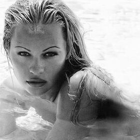 Pamela Anderson giunonica su Instagram: le foto sexy dell'ex bagnina di Baywatch 14