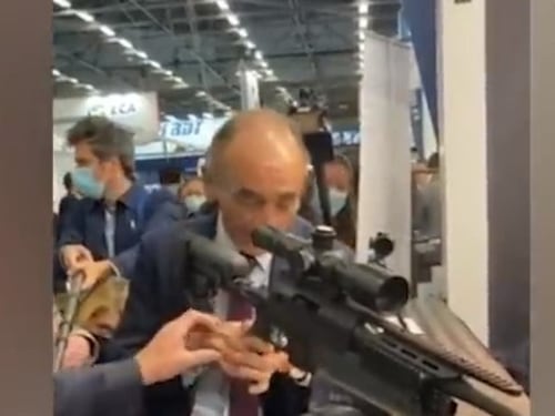 "Fucile contro i giornalisti". È bufera su Zemmour