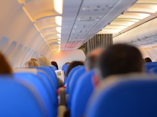Coppia gay divisa sull'aereo per far posto a due eterosessuali