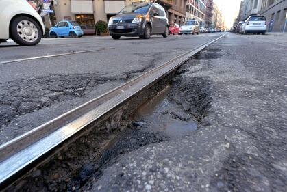 Buche pericolose sulle strade di Milano dopo le violente piogge degli ultimi giorni 5