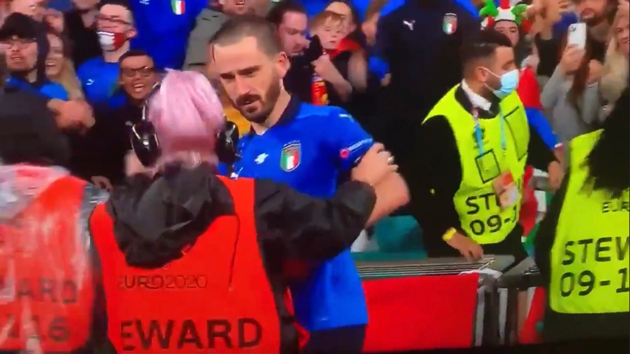 "Ma tu chi c... sei?" E Bonucci viene scambiato per invasore. Scoppia il caos a Wembley