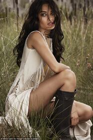 Shanina Shaik mezza nuda per Harper's Bazaar 1
