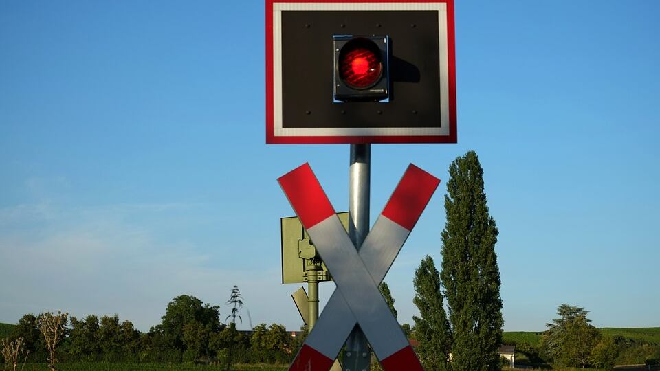Treno merci travolge un tir sulla linea Milano-Laveno