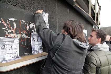 La Lega volantina a Milano le vignette di Charlie Hebdo 6