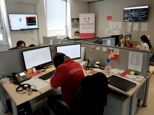 Attese infinite, jingle, silenzi: la giungla dei numeri regionali