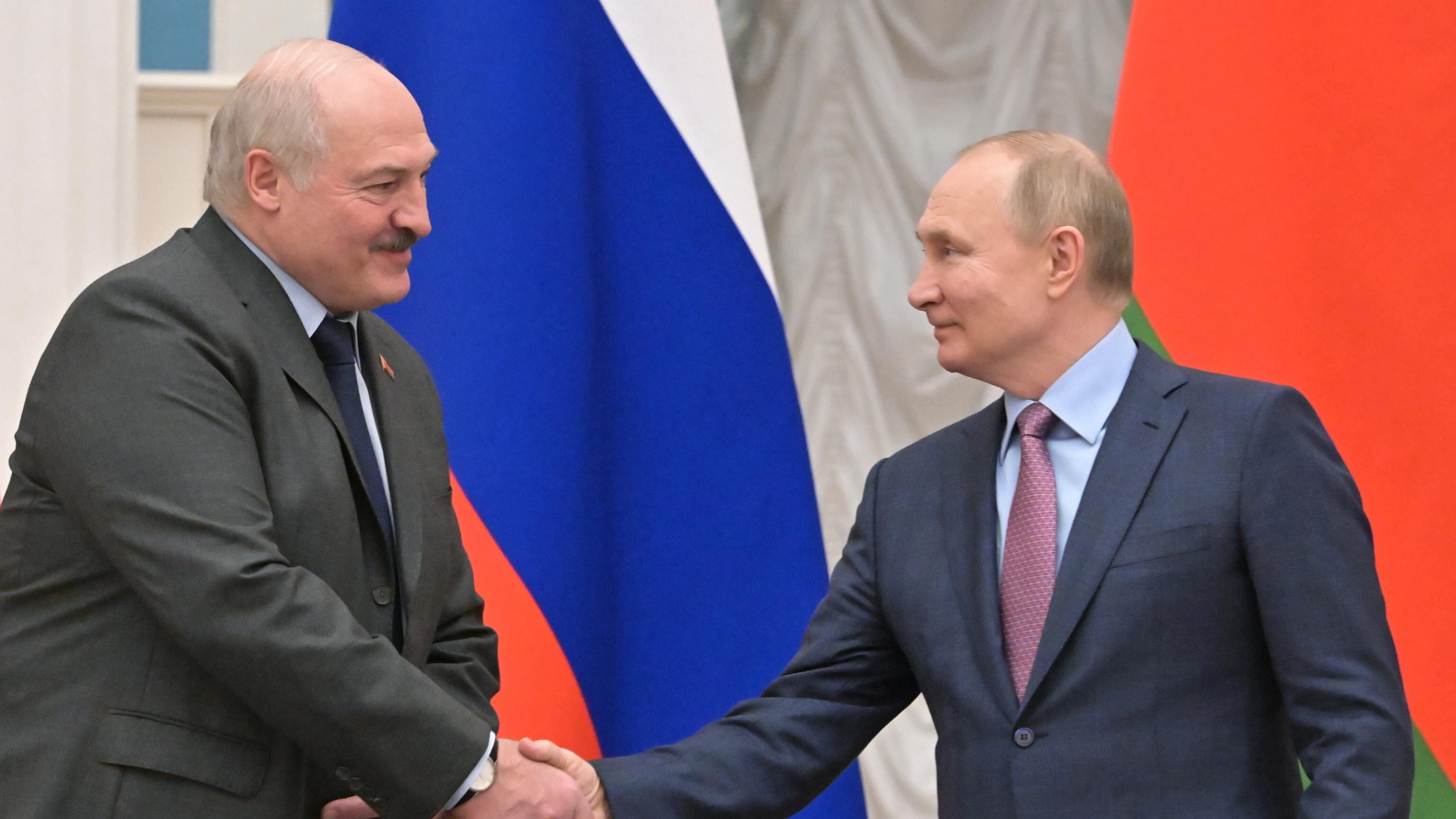 Lukashenko: "Noi non combattiamo". Il giallo delle truppe entrate in Ucraina