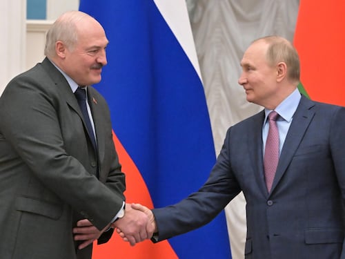 Lukashenko: "Noi non combattiamo". Il giallo delle truppe entrate in Ucraina