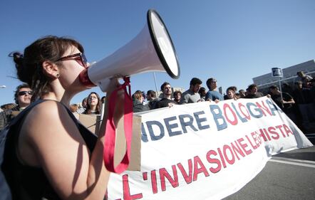 Bologna, calci e uova contro la polizia 2