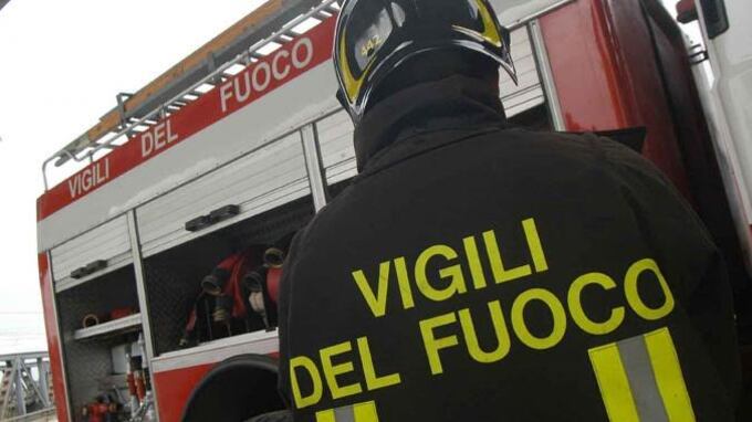 Telefono a fuoco mentre era in carica: "Potevamo morire bruciati"