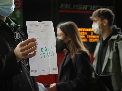 Requisiti, sanzioni, rischio carcere: cosa sapere sul pass verde di Draghi