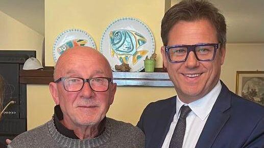 Multa a pensionato che ripara buca, eurodeputato paga l’ammenda
