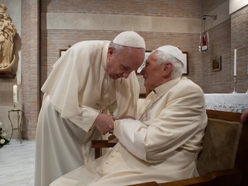 "Condizioni aggravate dall'età". Ratzinger seguito dai medici