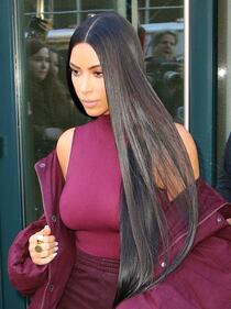 Kim Kardashian hot: bionda e scollata su Twitter 23