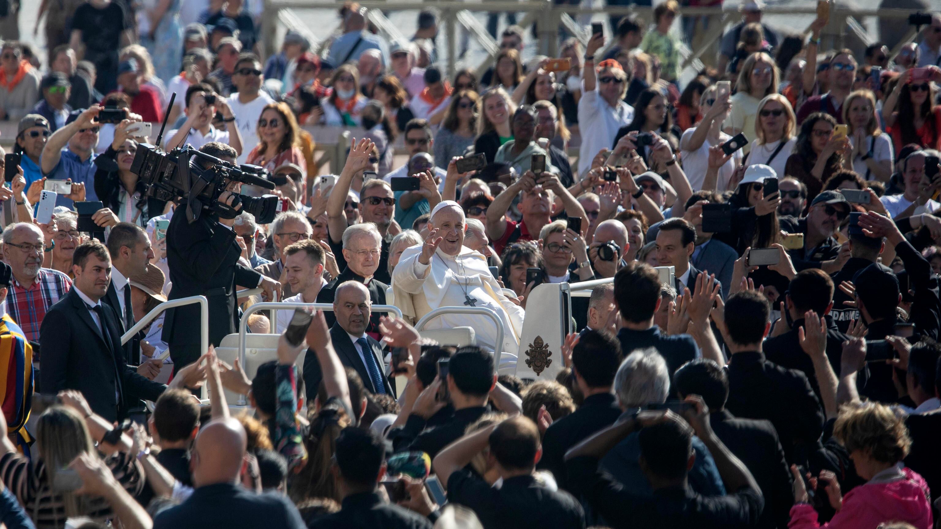 Le mogli dei combattenti Azov vedono il Pontefice: "Il Papa ci aiuti"