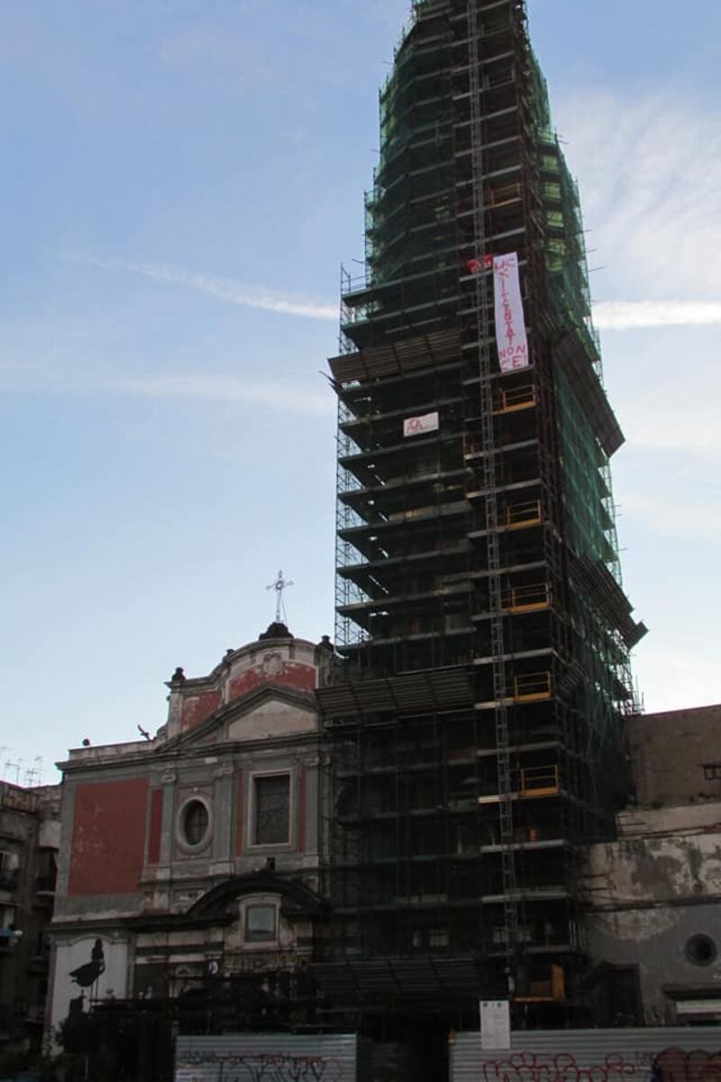 Napoli, licenziati Fca protestano sul campanile del Carmine 2