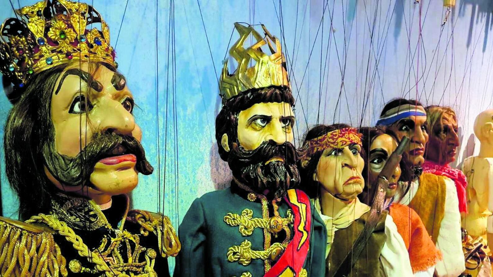 Le marionette alla conquista del mondo si ritrovano con la testa vuota e piatta
