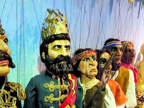 Le marionette alla conquista del mondo si ritrovano con la testa vuota e piatta