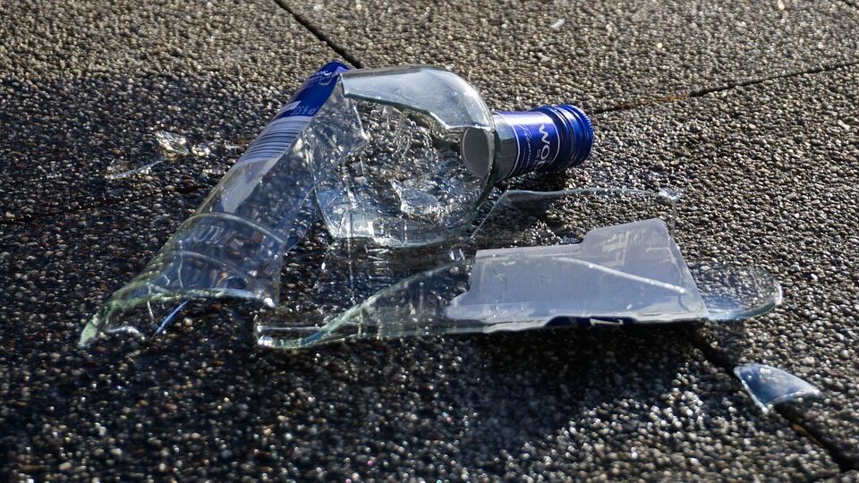 Rimini, lancia bottiglie poi attacca e morde agenti: presa brasiliana