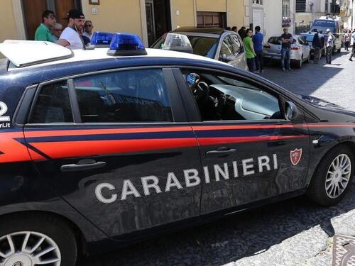 "Dacci i soldi", lei difende il compagno e finisce in ospedale