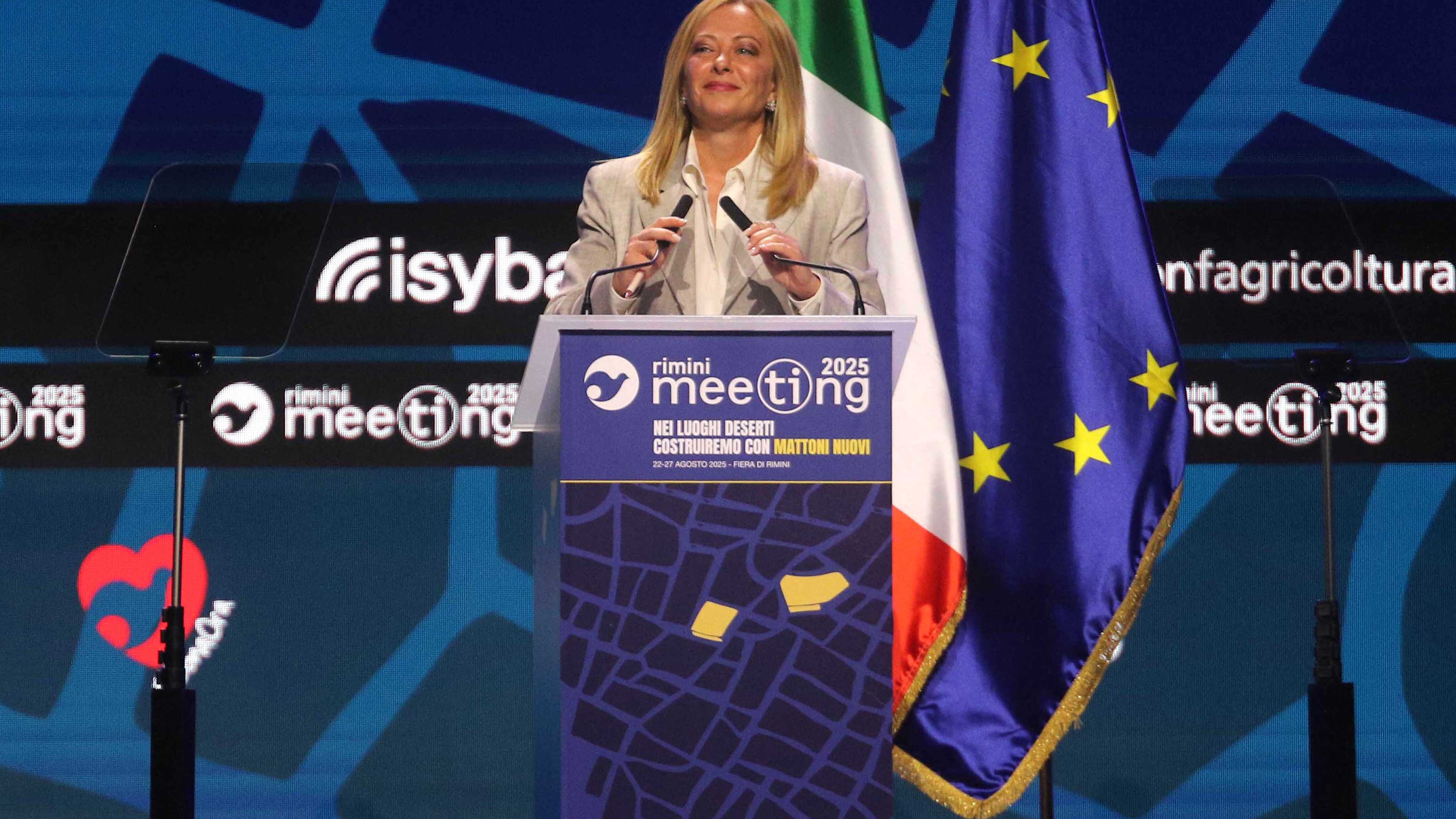 "Prezzi calmierati per i giovani". Meloni lancia il piano casa e sente Salvini